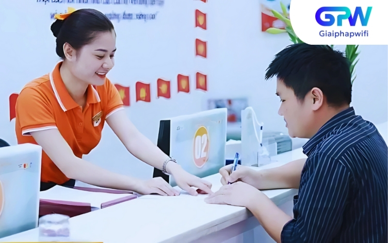 Nhân viên FPT Telecom luôn sẵn sàng tư vấn, hỗ trợ khách hàng thực hiện gia hạn Internet trực tiếp tại quầy