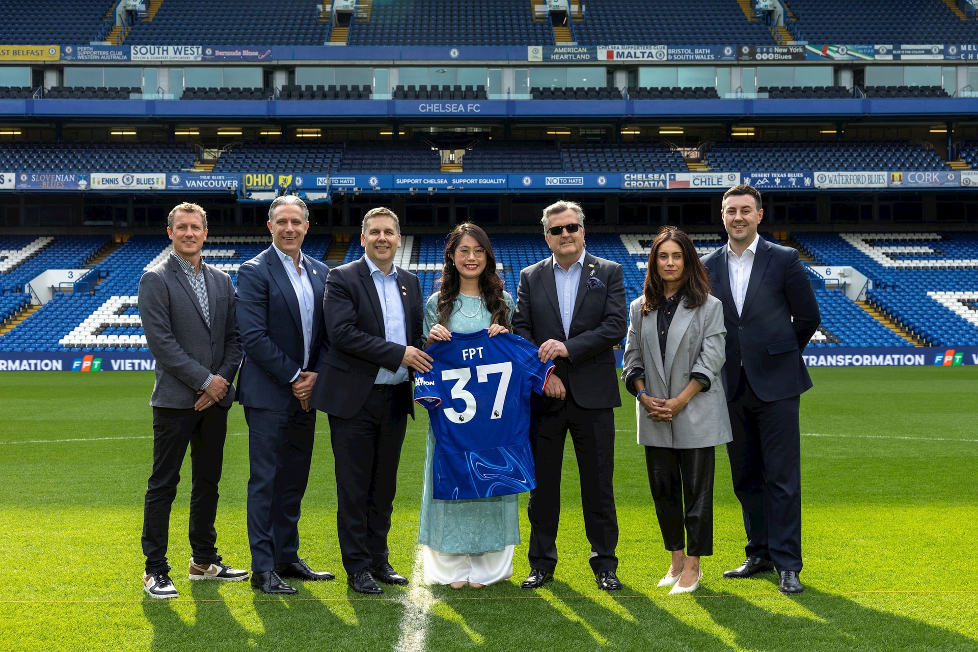 1761613168_dai-dien-clb-chelsea-va-fpt-tren-san-stamford-bridge-trong-su-kien-cong-bo-hop-tac-toan-cau-giua-fpt-va-cfc.jpg