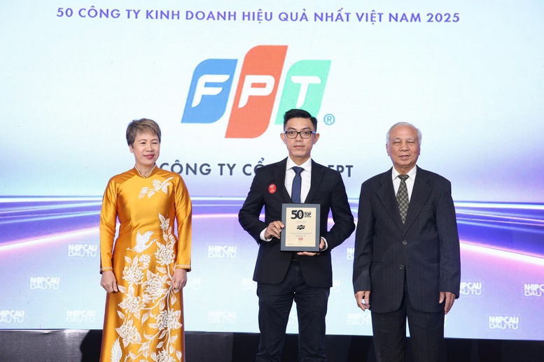 1762165389_ho-giam-doc-kinh-doanh-cloud-fpt-smart-cloud-tap-doan-fpt-dai-dien-nhan-giai-top-50-cong-ty-niem-yet-kinh-doanh-hieu-qua-nhat-viet-nam-nam-2025-1759129596683382555485.jpg